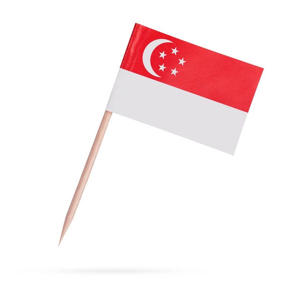 Miniatur-Papierfahne Singapur. Vereinzelte singapurische Zahnstocher-Flaggen kleben auf weißem Hintergrund. Mit Schatten unten. - Foto, Bild