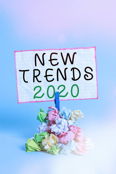 Konzeptionelle Handschrift zeigt New Trends 2020. Business-Foto zeigt allgemeine Richtung, in die sich etwas entwickelt Erinnerungsstapel farbig zerknülltes Papier Wäscheklammer hölzernen Raum. - Foto, Bild