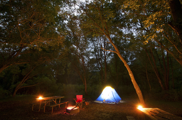 Cena de acampamento noturno
 - Foto, Imagem