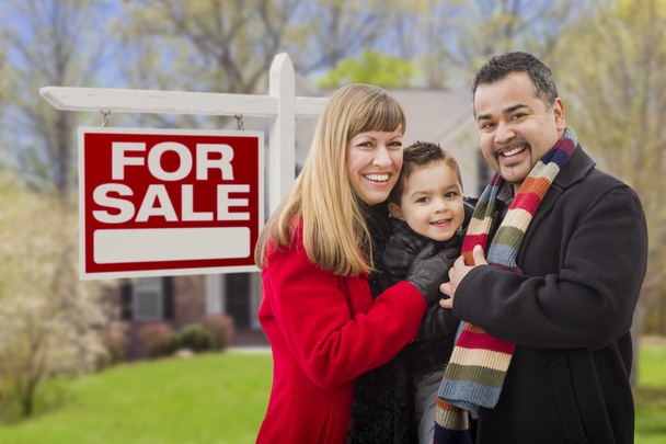 Gemischte Rasse Familie, Haus und zu verkaufen Immobilienschild - Foto, Bild