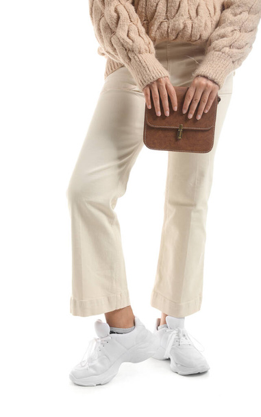 Schöne junge Afroamerikanerin mit stylischer Tasche auf weißem Hintergrund - Foto, Bild
