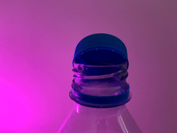 Мбаппе на botella abbecto con luz morada
 - Фото, изображение