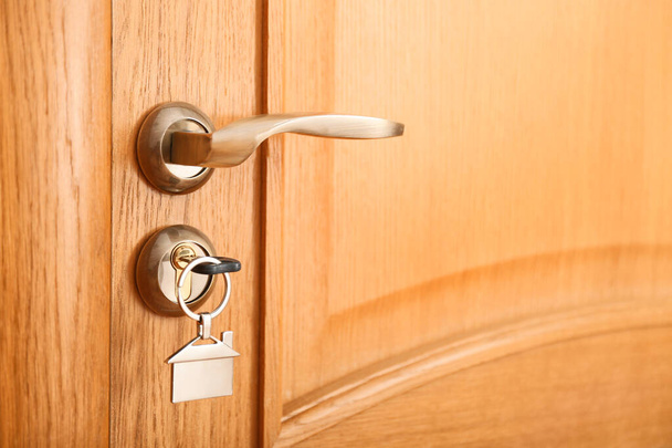 Blick auf moderne Tür mit Schlüssel, Nahaufnahme - Foto, Bild