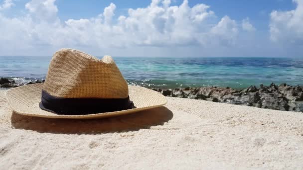 Sombrero de paja en la playa. Viaje de verano a Tailandia. - Metraje, vídeo