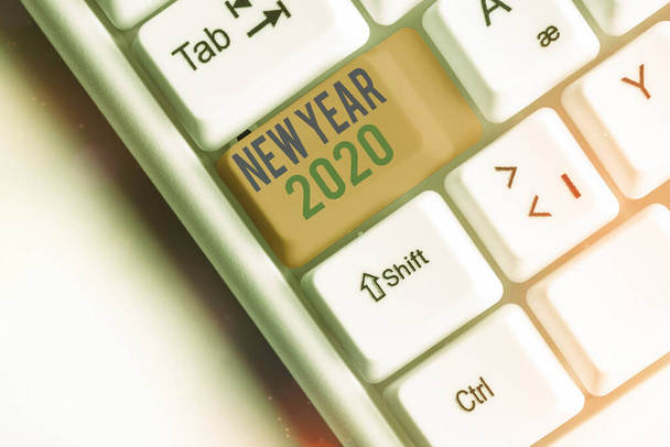 Schreiben Notiz zeigt Neujahr 2020. Business-Foto zeigt Gruß Feier Feiertag Neustart Beste Wünsche. - Foto, Bild