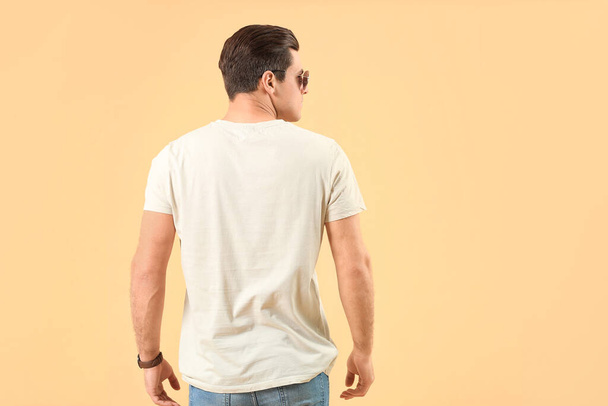 Man in stylish t-shirt σε φόντο χρώμα - Φωτογραφία, εικόνα