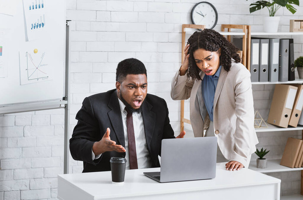 Афро-американские коллеги обеспокоены ошибкой в бизнес-проекте, не в состоянии уложиться в срок в офисе
 - Фото, изображение