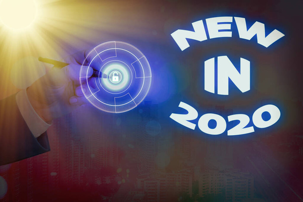 Escrita à mão de texto Novo em 2020. Conceito que significa o que estará esperando ou nova criação para o ano 2020
. - Foto, Imagem