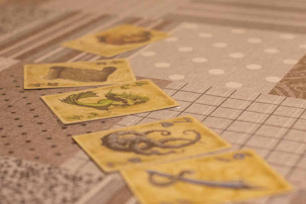 close up de um jogo de tabuleiro. conceito - alguém jogar jogo de tabuleiro com figuras e cartas - Foto, Imagem