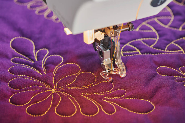 Process quilting with an electric sewing machine by using a free-motion technique - Foto, Imagen