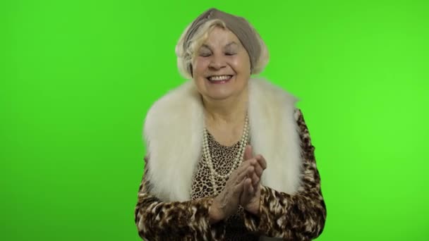 Elderly stylish grandmother. Caucasian woman claps her hands. Chroma key - Footage, Video
