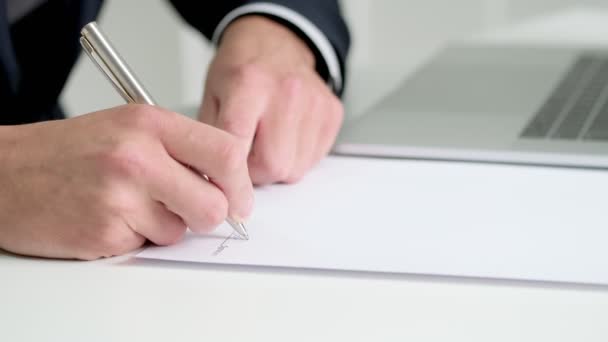 Üzleti koncepció. Az ember aláírja a szerződést az asztalnál. - Felvétel, videó