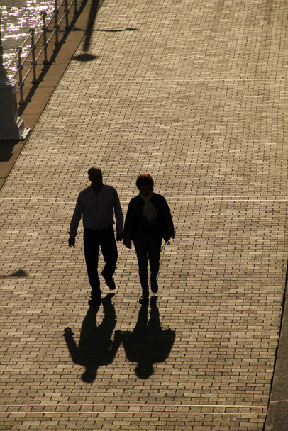 Pari kävelee kadulla - Valokuva, kuva