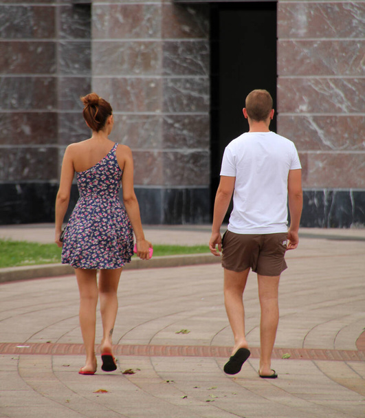 пара ходить на вулиці
 - Фото, зображення