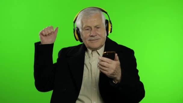 Elderly caucasian grandfather man dance, celebrate, listen music. Chroma key - Footage, Video