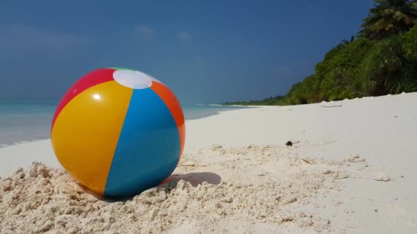 Giocattolo gonfiabile della palla sulla riva. Natura tropicale di Bali. - Filmati, video