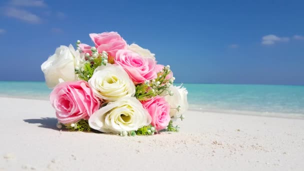 Svatební kytice na pláži. Slunečné letní příroda Bali. - Záběry, video