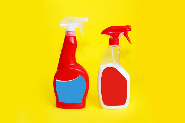 botellas de plástico pulverizadores con químicos domésticos un líquido
 - Foto, Imagen
