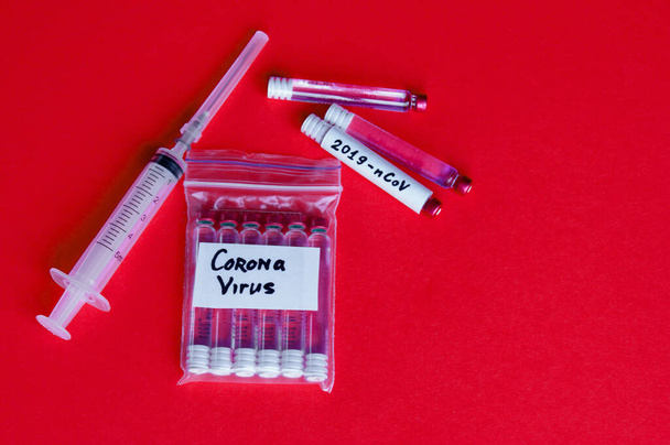 2019-nCoV Nowa koncepcja wirusa Corona. Strzykawka i ampułki ze szczepionką przeciwko wirusowi - Zdjęcie, obraz