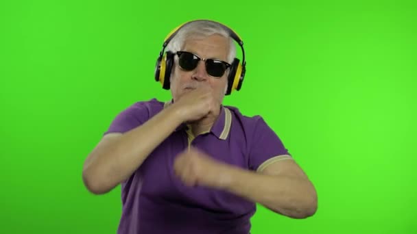 Elderly senior caucasian grandfather man tourist dance, listen music. Chroma key - Footage, Video