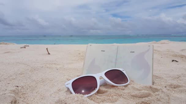 Die Sonnenbrille am Strand aus nächster Nähe. Sommerliche Entspannung in Malaysia, Asien. - Filmmaterial, Video