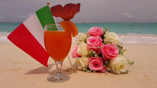 Bouquet de roses sur le rivage. Profiter de vacances tropicales à Bali, Indonésie. - Séquence, vidéo