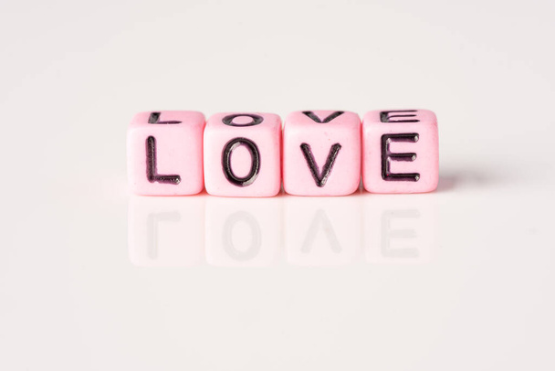 Koncepcja miłości. Miniaturowa para na różowym tle - Zdjęcie, obraz