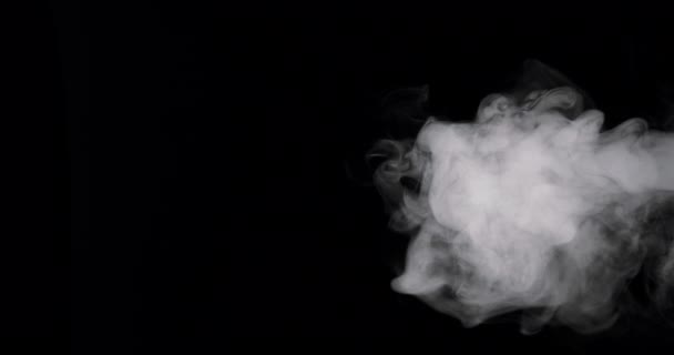 Kouř se vlévá proti černé - Záběry, video