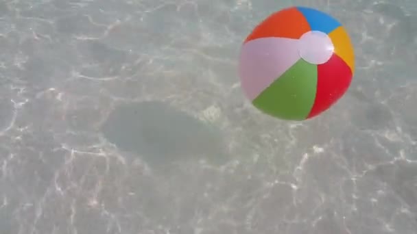 Pallone gonfiabile sulla spiaggia. Viaggio a Bali, Indonesia. - Filmati, video