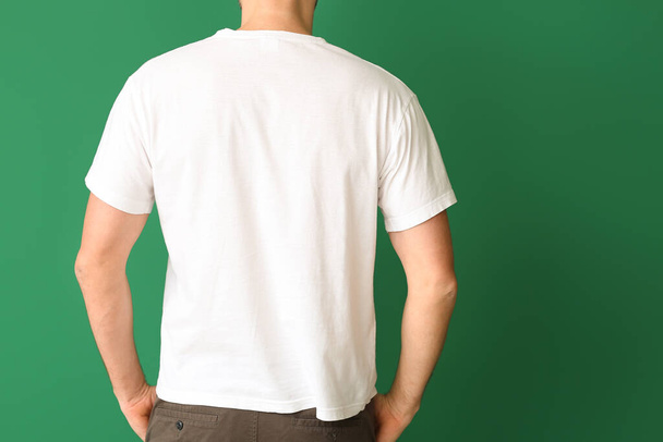 Мужчина в стильной футболке на цветном фоне
 - Фото, изображение