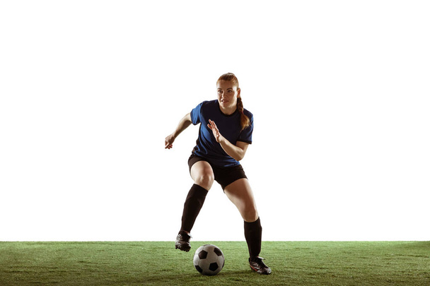 Naispuolinen jalkapallo, jalkapalloilija potkimassa palloa, harjoittelu toiminnassa ja liike kirkkaita tunteita eristetty valkoisella taustalla
 - Valokuva, kuva