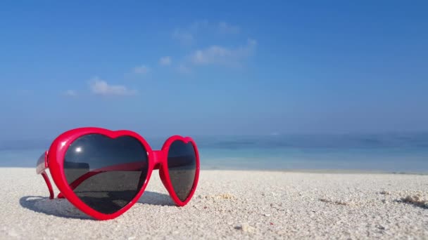 Κόκκινα γυαλιά ηλίου στην παραλία. Τροπικό ταξίδι στο Μπαλί της Ινδονησίας. - Πλάνα, βίντεο