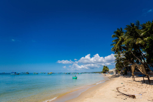 Paisaje marino de verano en la isla tropical Phu Quoc, área de Cua Lo en Vietnam. Paisaje tomado en la zona de playa de Ong Lang con cielo azul
 - Foto, imagen