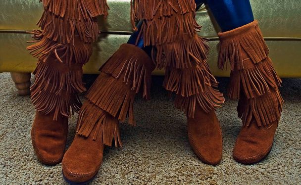 Fringe suede stylish winter shoes boots on female feets, casual feet fashion - Foto, afbeelding