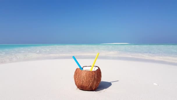 Bebida de coco en la playa. Disfrutando de vacaciones tropicales en Bali, Indonesia. - Imágenes, Vídeo