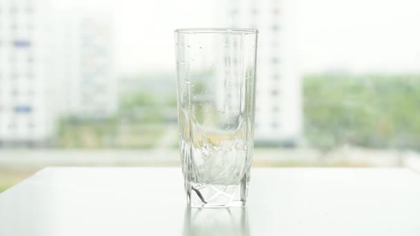  garrafa verde e vidro transparente de água
 - Filmagem, Vídeo