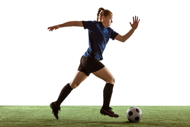 Γυναικείο ποδόσφαιρο, ποδοσφαιριστής κλοτσιές μπάλα, εκπαίδευση στη δράση και την κίνηση με φωτεινά συναισθήματα απομονώνονται σε λευκό φόντο - Φωτογραφία, εικόνα