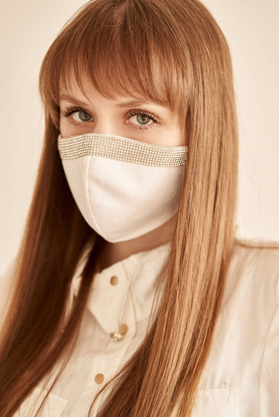 Mladá žena v bílé masce. Ochrana proti nemocem, koronaviru.  - Fotografie, Obrázek
