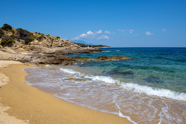 Plajı, kayaları ve şeffaf suyu olan güzel bir deniz manzarası. Sithonia, Halkidiki, Yunanistan. - Fotoğraf, Görsel