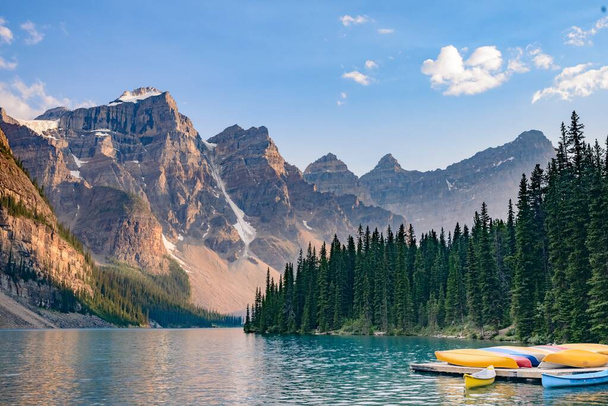 Lake Moraine, Valley of the Ten Peaks, in de buurt van Lake Louise, Banff National Park, Alberta, Canadese Rockies - Foto, afbeelding