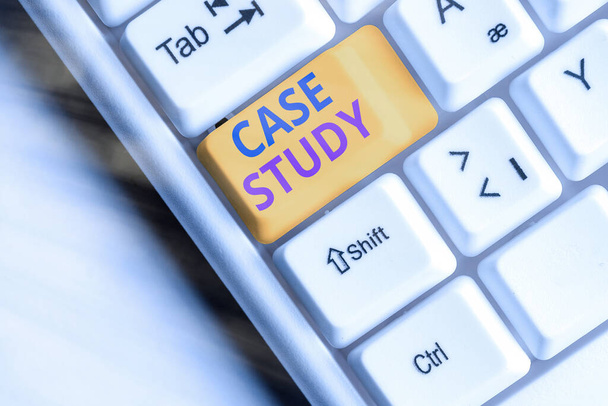 Tekst schrijven Case Study. Bedrijfsconcept voor analyse en een specifiek onderzoeksontwerp voor het onderzoeken van een probleem. - Foto, afbeelding