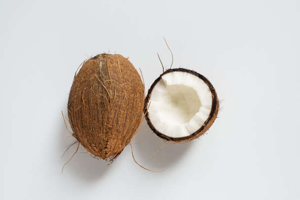 ylhäältä tuoretta maukasta kookospähkinää ja puolet valkoisella pohjalla
 - Valokuva, kuva