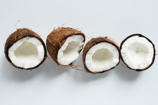 vista superior de fresco saboroso coco metades no fundo branco
 - Foto, Imagem