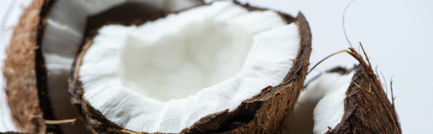 крупным планом вид на вкусные кокосовые половинки на белом фоне, панорамный снимок
 - Фото, изображение