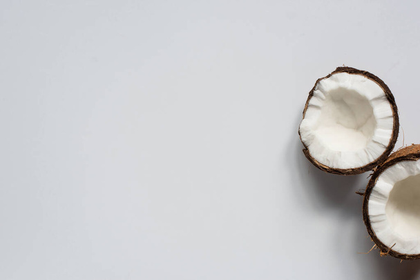 ylhäältä näkymä tuoreita maukkaita kookospähkinä puolikkaat valkoisella pohjalla
 - Valokuva, kuva