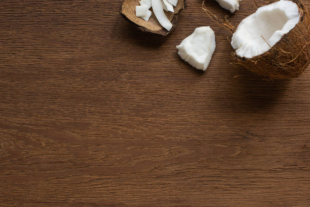 ylhäältä näkymä tuoretta maukasta säröillä kookos hiutaleet puinen pöytä
 - Valokuva, kuva