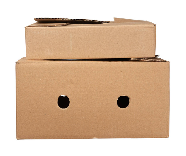 стопка закрытых коробок из коричневой бумаги, изолированных на белом фоне - Фото, изображение