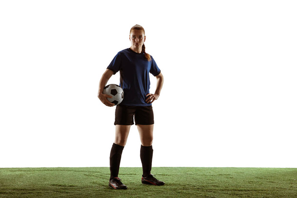 Футболистка, уверенно позирующая с мячом на белом фоне
 - Фото, изображение