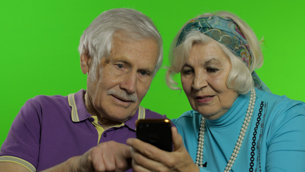 Dojrzałe starszy para dziadkowie cieszyć się zakupy online na telefon komórkowy - Zdjęcie, obraz