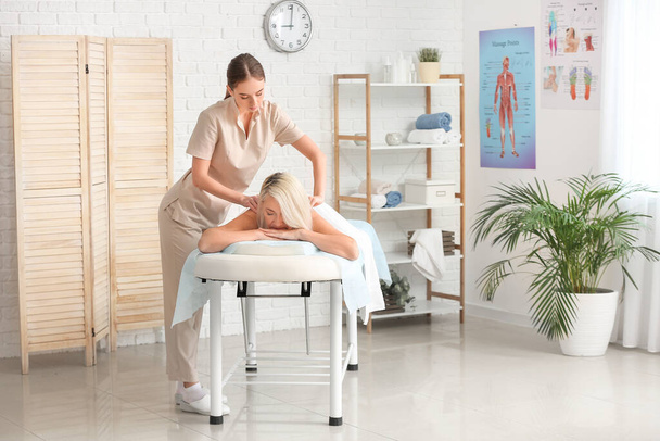 Terapeuta de massagem trabalhando com paciente do sexo feminino no centro médico
 - Foto, Imagem